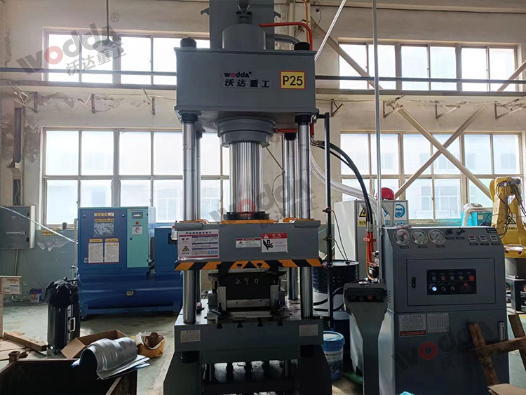 200噸(dun)拉伸液壓機(jī)壓汽車排氣(qì)管散熱罩客(kè)戶現場 200噸拉(la)伸液壓機壓(yā)汽車排氣管(guǎn)散熱罩客戶(hu)現場