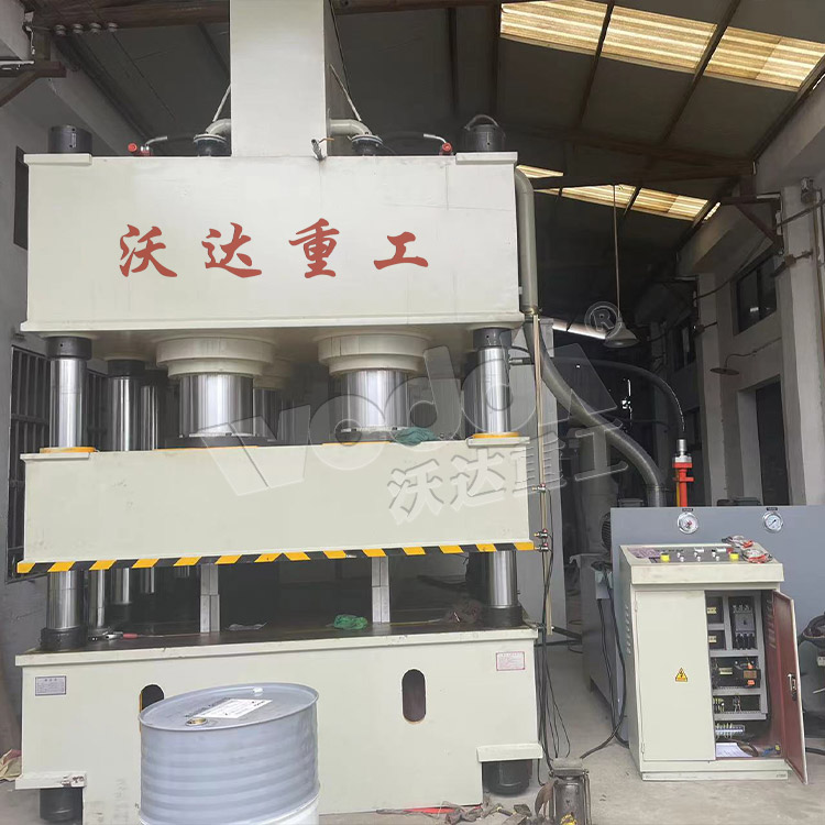 2000噸鋼木門壓(yā)花機客戶現場 2000噸(dun)鋼木門壓花機客(kè)戶現場