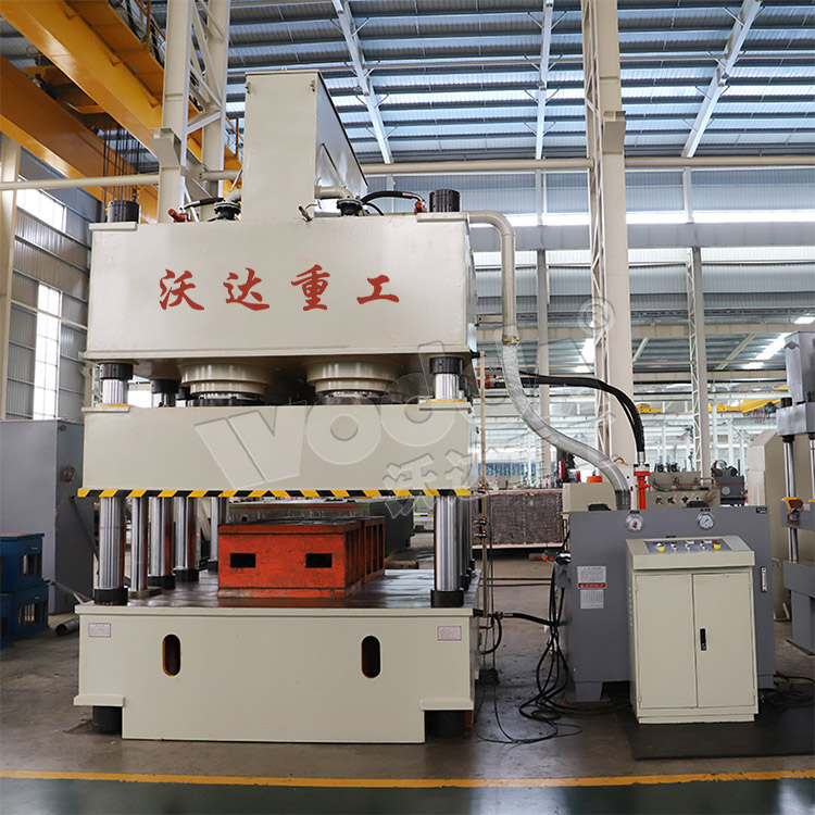 2000噸鋼木門壓花機(jī)車間實物 2000噸鋼木(mu)門壓花機車間實(shi)物