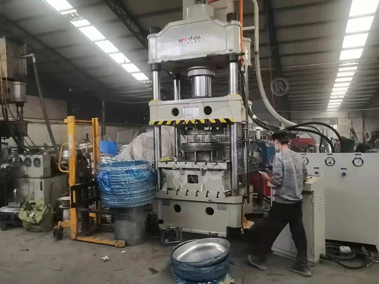 315噸(dun)汽車水箱封頭(tou)拉伸液壓機