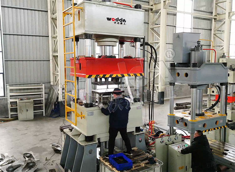 315噸(dūn)不鏽鋼蹲便器(qì)拉伸液壓機