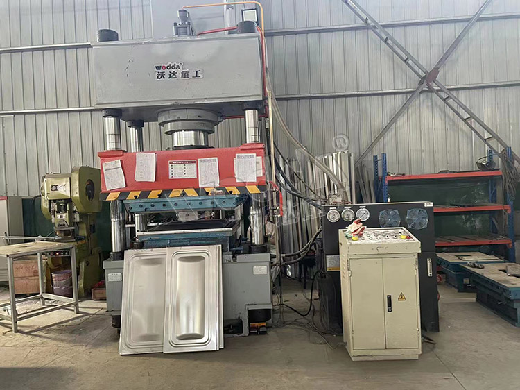 400噸液壓(ya)拉伸機(ji)拉伸不(bu)鏽鋼水(shui)箱 400噸液(yè)壓拉伸(shen)機拉伸(shēn)不鏽鋼(gāng)水箱