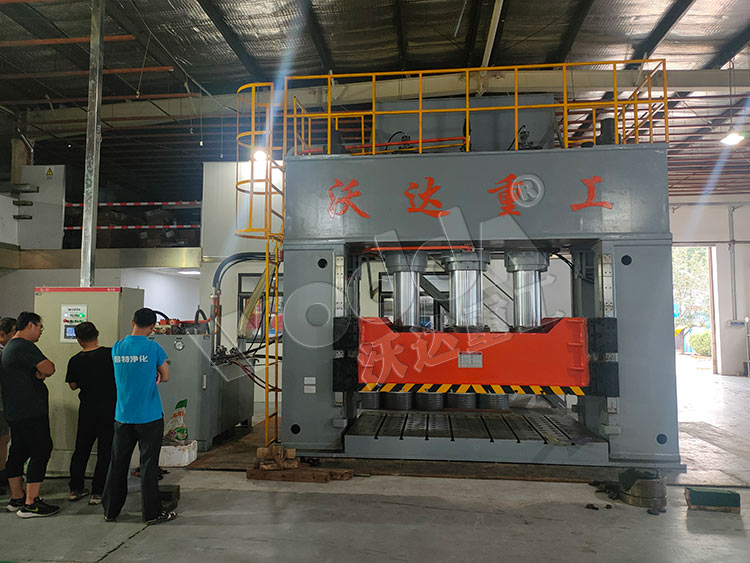 1000噸(dun)框架式薄(báo)闆拉伸液(ye)壓機客戶(hù)現場