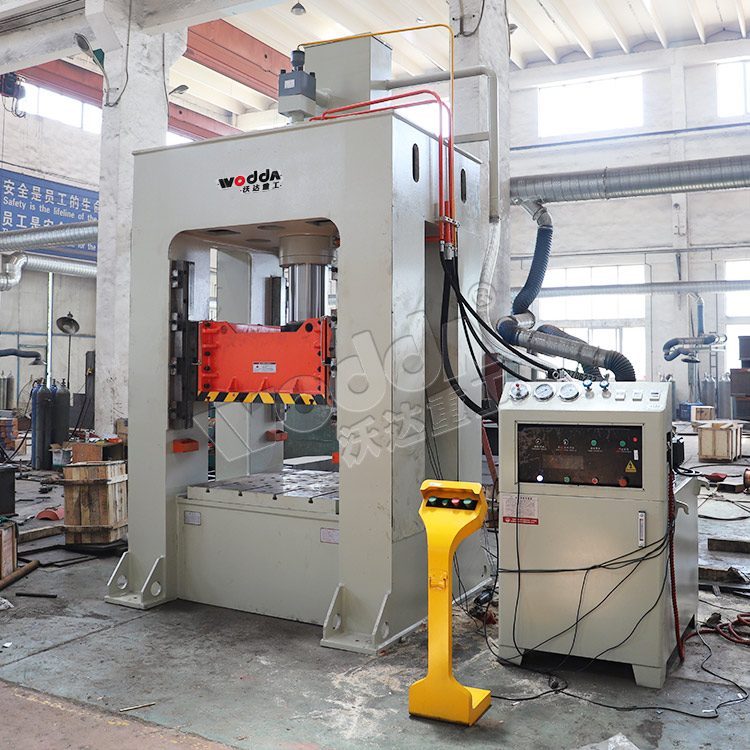 200噸框(kuang)架式液壓機(ji)車間實拍 200噸(dūn)框架式液壓(yā)機車間實拍(pāi)