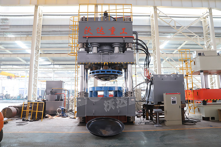 2500噸封(feng)頭液壓(yā)機 2500噸封(fēng)頭液壓(ya)機