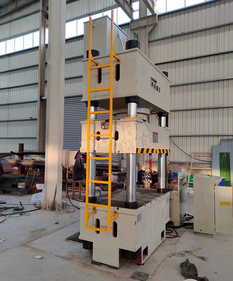 400噸不(bú)鏽鋼水箱(xiang)液壓機 400噸(dun)不鏽鋼水(shui)箱液壓機(ji)