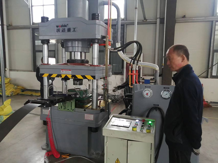 200噸不(bú)鏽鋼電機(ji)端蓋拉伸(shen)液壓機 200噸(dun)不鏽鋼電(dian)機端蓋拉(lā)伸液壓機(jī)