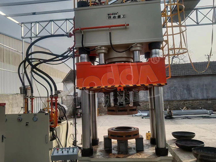 800噸封頭(tóu)拉伸機(ji)客戶現(xian)場 800噸封(feng)頭拉伸(shen)機客戶(hù)現場