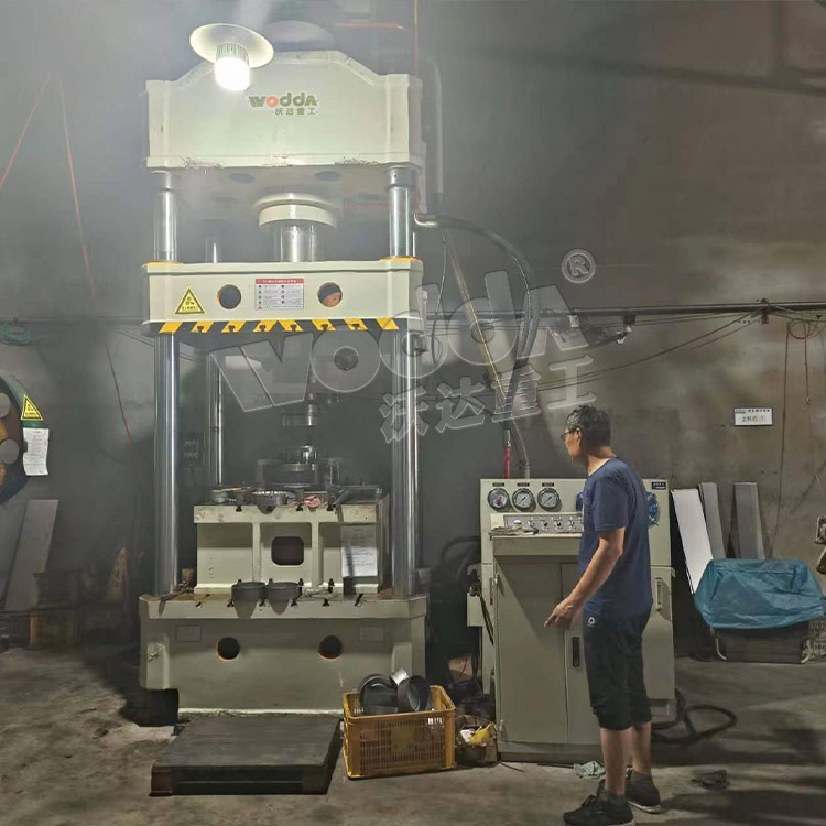 315噸上置(zhi)液壓墊(nian)拉伸液(yè)壓機 315噸(dūn)上置液(yè)壓墊拉(lā)伸液壓(yā)機