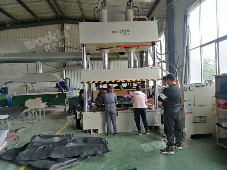 200噸汽車内飾件(jian)熱壓成型液壓(yā)機 200噸汽車内飾(shi)件熱壓成型液(ye)壓機