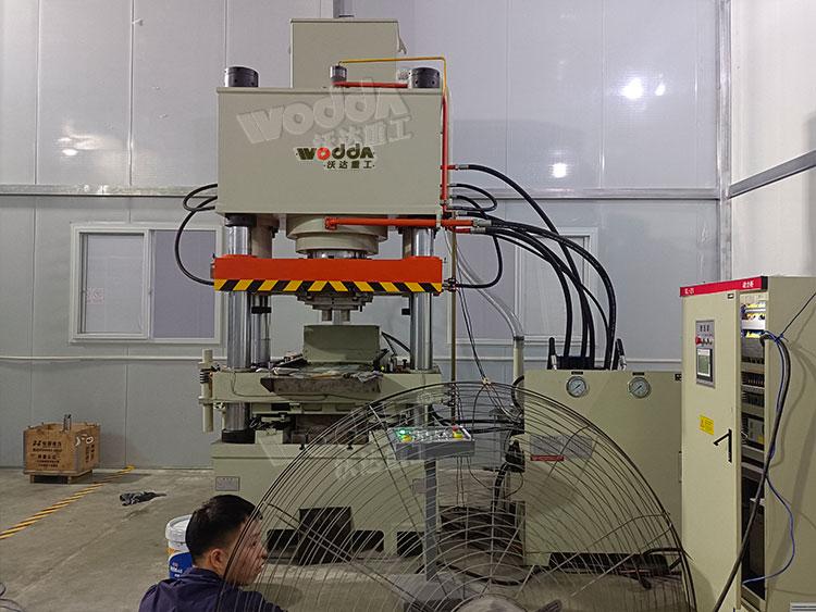 400噸(dun)碳化矽粉(fen)末成型液(yè)壓機 400噸碳(tàn)化矽粉末(mò)成型液壓(yā)機