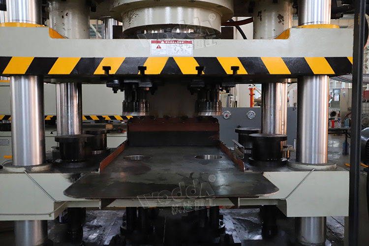 牛眼(yǎn)舔磚液(ye)壓機工(gong)作台 牛(niú)眼舔磚(zhuan)液壓機(jī)工作台(tai)