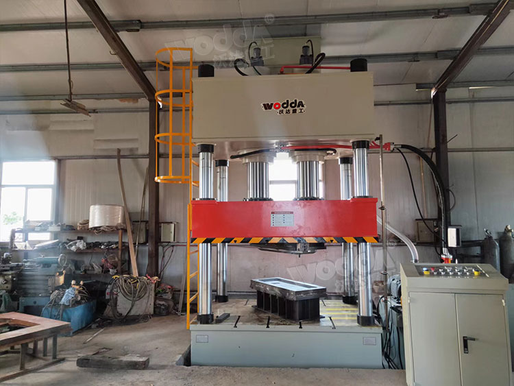 400噸(dūn)液壓機壓制(zhì)金屬配件 400噸(dūn)液壓機壓制(zhì)金屬配件