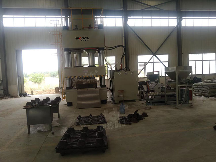 塑料托(tuo)盤模壓成型液壓(ya)機客戶車間現場(chǎng) 塑料托盤模壓成(chéng)型液壓機客戶車(chē)間現場