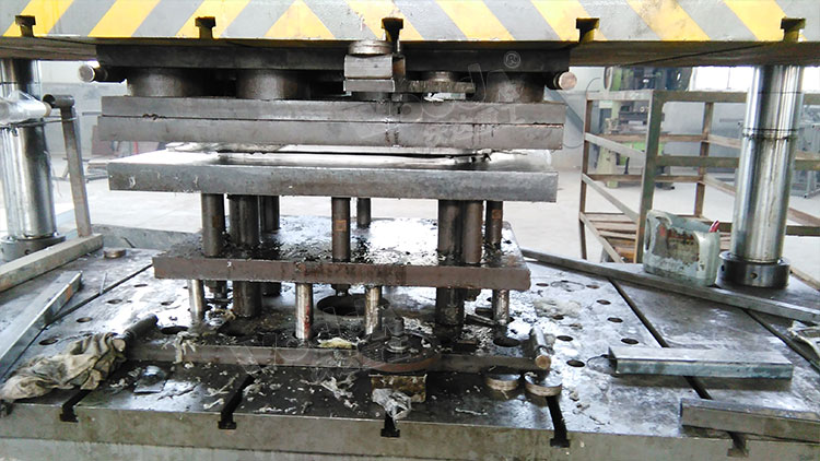 四(si)柱液壓(yā)機整體(tǐ)拉伸不(bu)鏽鋼水(shui)槽 四柱(zhu)液壓機(ji)整體拉(la)伸不鏽(xiu)鋼水槽(cáo)