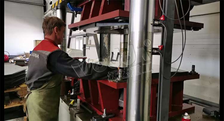 四柱液壓機(jī)拉伸灰鬥車成型(xíng)