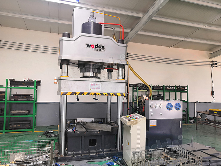 250噸(dūn)四柱拉伸液壓機(ji)客戶車間 250噸四柱(zhù)拉伸液壓機客戶(hu)車間