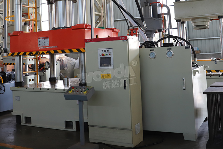 500噸(dūn)液壓機(PLC動力(lì)櫃、移動控制(zhì)台) 500噸液壓機(ji)(PLC動力櫃、移動(dòng)控制台)