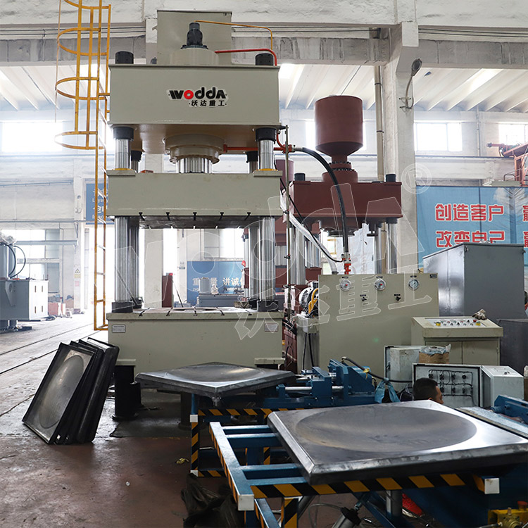 500噸不鏽(xiu)鋼水箱(xiāng)液壓機(ji) 500噸不鏽(xiù)鋼水箱(xiāng)液壓機(ji)