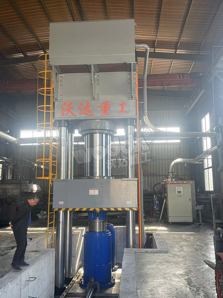 2000噸(dūn)石墨坩(gān)埚成型(xíng)液壓機(jī) 2000噸石墨(mò)坩埚成(cheng)型液壓(yā)機