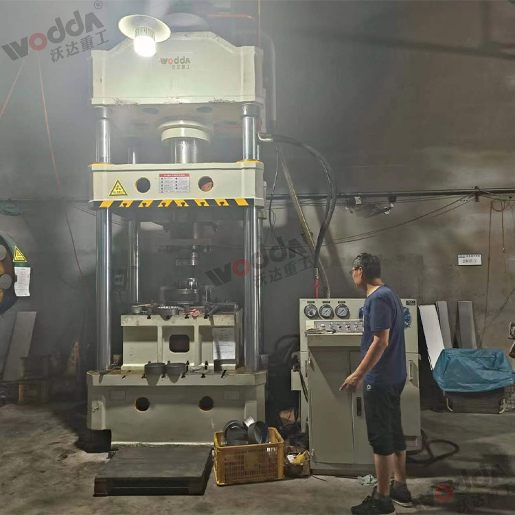 315噸上置(zhì)液壓墊拉伸(shen)液壓機(圖2) 315噸(dūn)上置液壓墊(nian)拉伸液壓機(jī)(圖2)