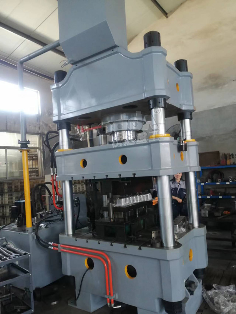 315噸四柱液(ye)壓機拉伸(shen)柴油機護(hù)蓋 315噸四柱(zhu)液壓機拉(lā)伸柴油機(ji)護蓋