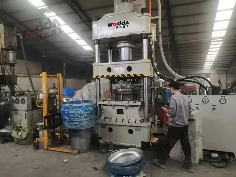 315噸汽車水箱(xiāng)拉伸液壓機 315噸(dun)汽車水箱拉伸(shen)液壓機