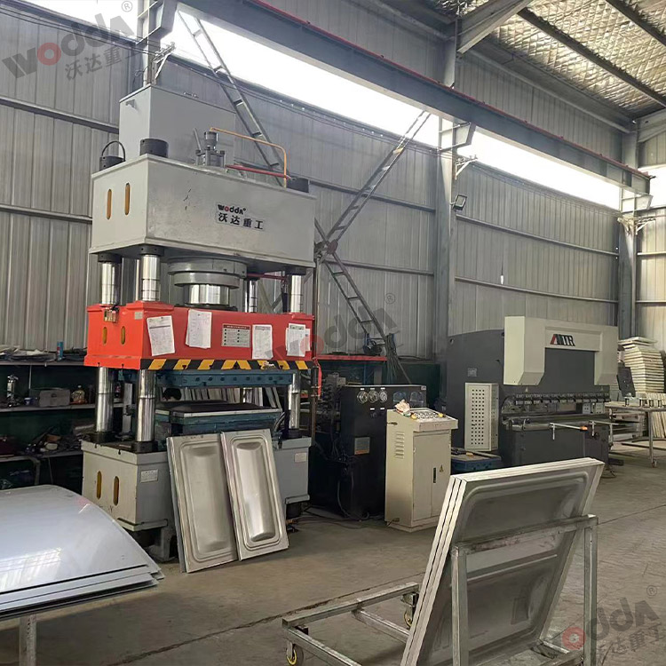 400噸不鏽鋼水(shui)箱闆拉伸液壓(yā)機 400噸不鏽鋼水(shui)箱闆拉伸液壓(ya)機