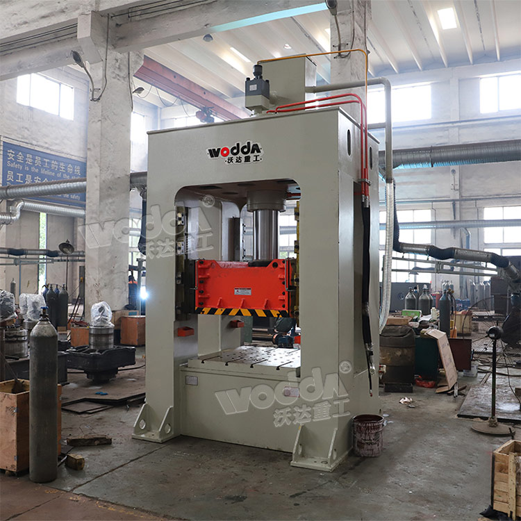 200噸框架式薄(bao)闆拉伸機 200噸框(kuang)架式薄闆拉伸(shēn)機