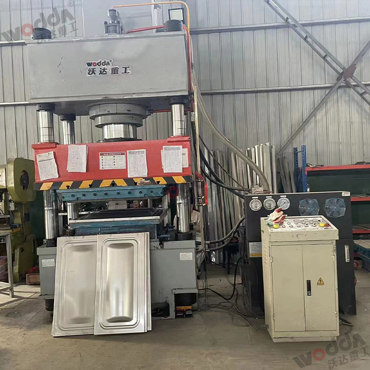 400噸巧克(ke)力水箱闆成(chéng)型液壓機 400噸(dūn)巧克力水箱(xiang)闆成型液壓(ya)機