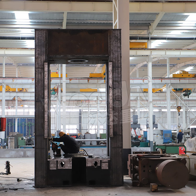 315噸框(kuàng)架壓力(li)機車間(jian)加工現(xiàn)場 315噸框(kuang)架壓力(lì)機車間(jian)加工現(xian)場