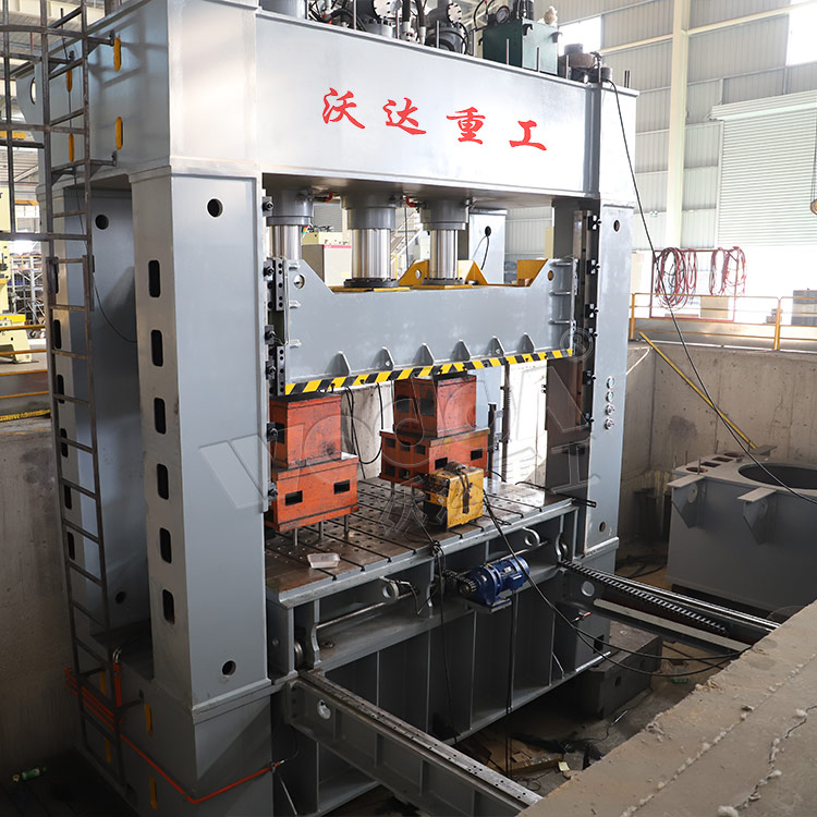 630噸框架(jià)式液壓機車(chē)間實拍圖 630噸(dūn)框架式液壓(ya)機車間實拍(pāi)圖