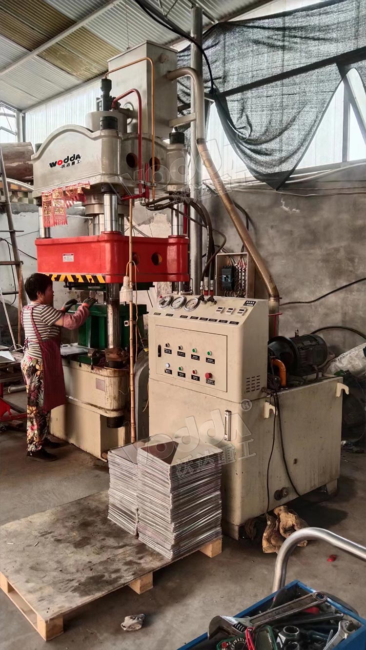 200噸(dūn)不鏽鋼制(zhì)品拉伸液(ye)壓機客戶(hu)現場 200噸不(bu)鏽鋼制品(pin)拉伸液壓(yā)機客戶現(xiàn)場