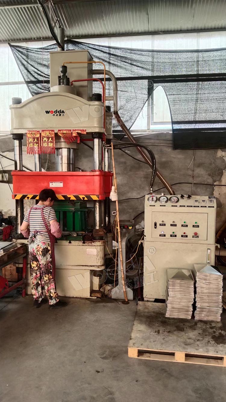 下(xià)頂缸式200噸(dūn)拉伸機 下(xia)頂缸式200噸(dun)拉伸機