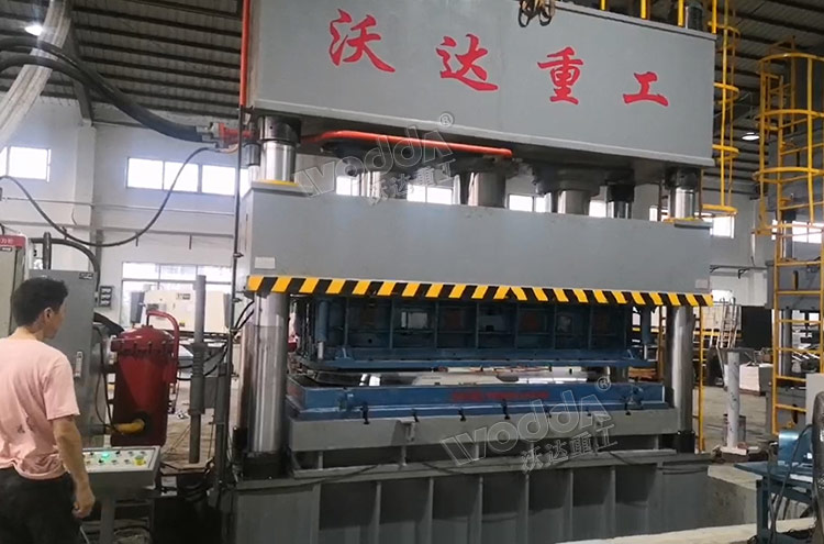 1250噸不鏽鋼(gāng)水箱闆拉伸機(ji)客戶現場 1250噸不(bú)鏽鋼水箱闆拉(lā)伸機客戶現場(chǎng)