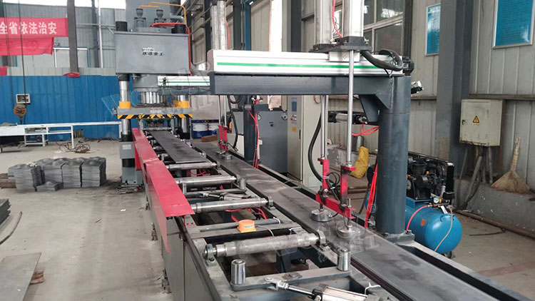 500噸(dūn)全自動錨(mao)杆托盤生(sheng)産線客戶(hù)現場 500噸全(quan)自動錨杆(gǎn)托盤生産(chǎn)線客戶現(xiàn)場