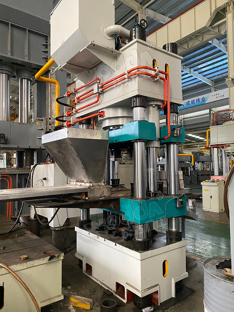 630噸(dun)全自動鹽(yán)磚機 630噸全(quan)自動鹽磚(zhuan)機