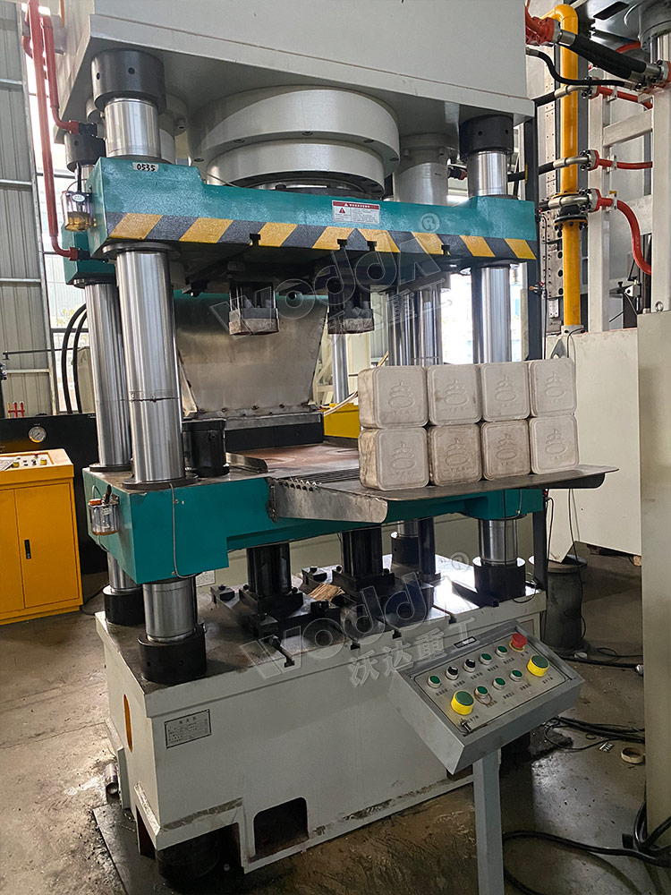 牛羊舔(tian)磚液壓機(jī)一模兩出(chū) 牛羊舔磚(zhuan)液壓機一(yī)模兩出