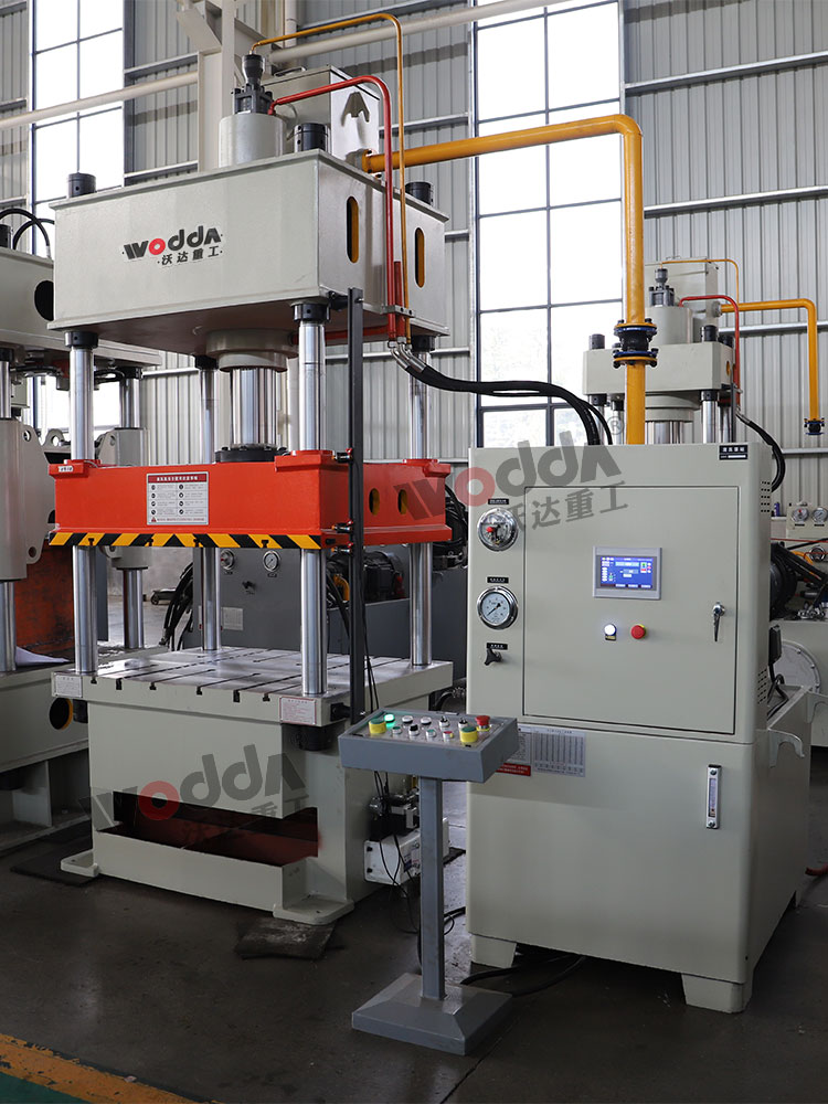 100噸(dūn)四柱液壓(yā)機車間展(zhan)示 100噸四柱(zhu)液壓機車(che)間展示