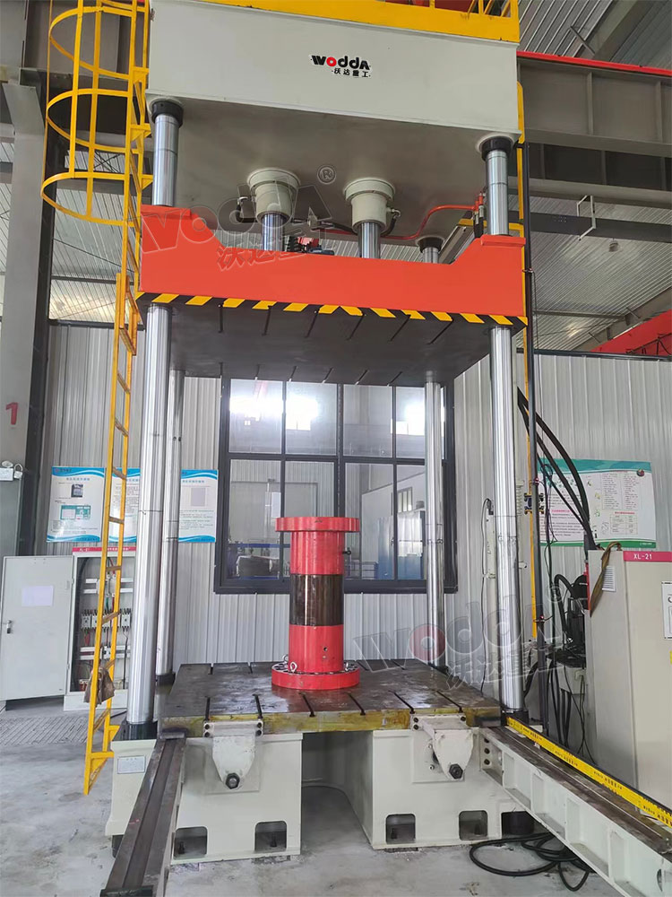 200噸三梁四(sì)柱液壓機試機 200噸(dun)三梁四柱液壓機(jī)試機