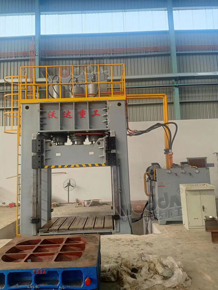 800噸框架式(shì)液壓機客戶現(xian)場 800噸框架式液(yè)壓機客戶現場(chang)