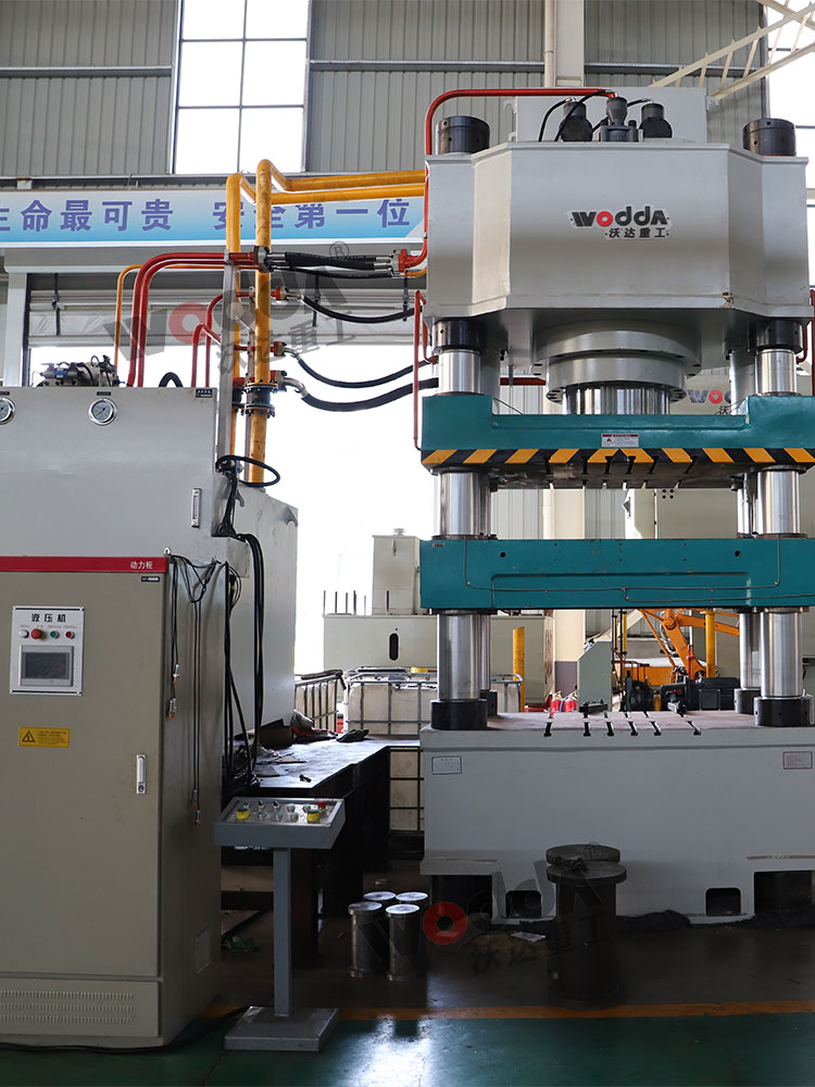 800噸牛羊舔(tian)磚液壓機(ji)車間實拍(pāi)圖 800噸牛羊(yang)舔磚液壓(yā)機車間實(shí)拍圖