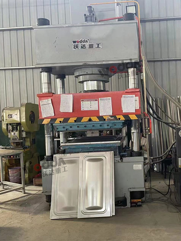 400噸(dun)巧克力水箱闆(pǎn)拉伸機 400噸巧克(kè)力水箱闆拉伸(shen)機