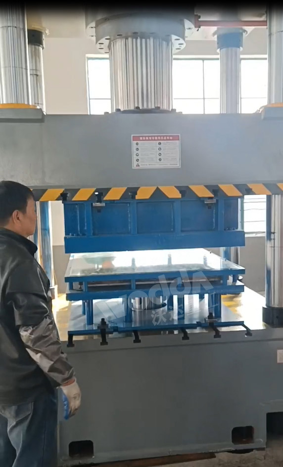 500噸(dūn)液壓機(ji)拉伸米(mi)字形不(bú)鏽鋼水(shuǐ)箱闆 500噸(dūn)液壓機(jī)拉伸米(mǐ)字形不(bú)鏽鋼水(shui)箱闆