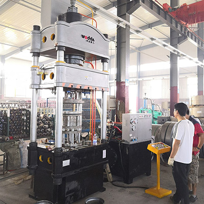 200噸封(feng)頭液壓(yā)機