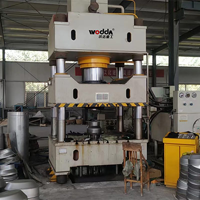 500噸(dūn)不鏽鋼(gāng)封頭拉(lā)伸液壓(ya)機